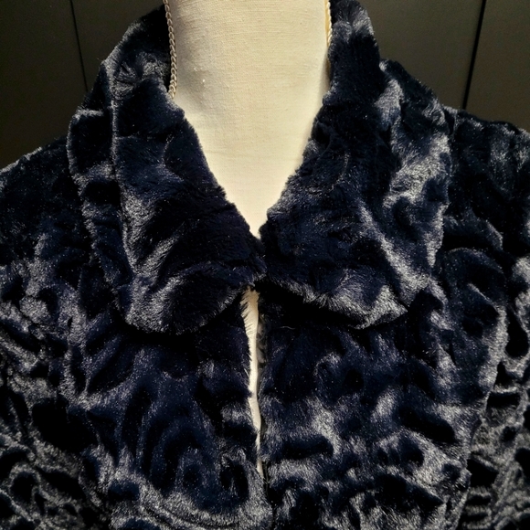 Black faux fur soft coat from JohnPaulRichard - Picture 3 of 8